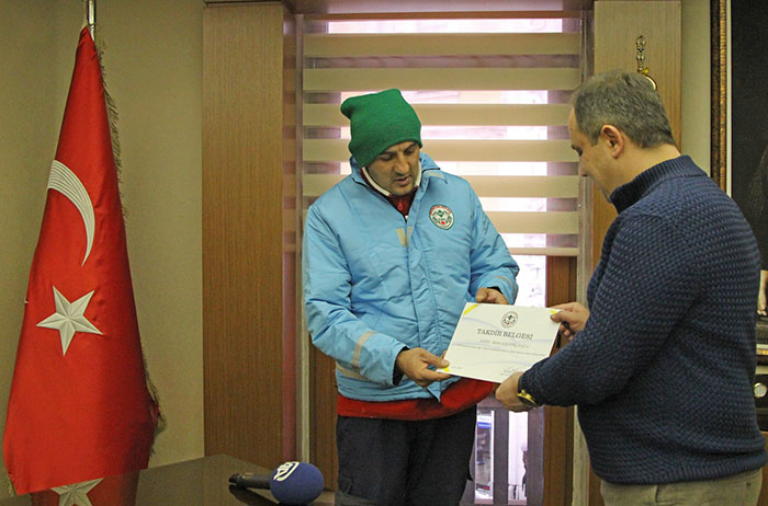 Мужчина отдал свою куртку замерзающей на улице собаке